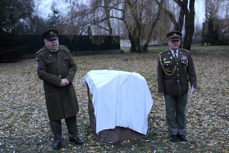 V sobotu se v parku barokního zámku v Táboře-Měšicích sešla dvacítka členů a příznivců České atlantické komise při příležitosti slavnostního odhalení pomníku k uctění památky všech obětí totalitních diktatur.