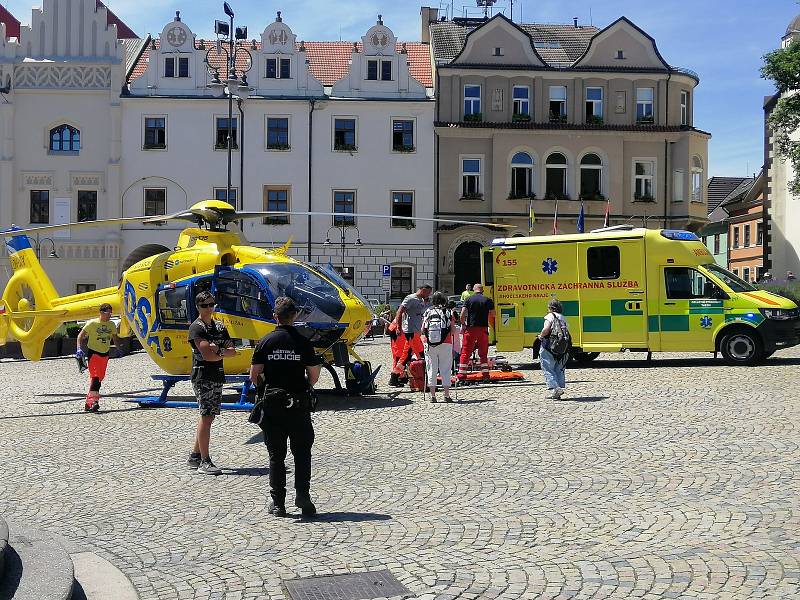 Záchranářský vrtulník na Žižkově náměstí překvapil návštěvníky. Zasahoval zde v úterý 21. června po 14. hodině.