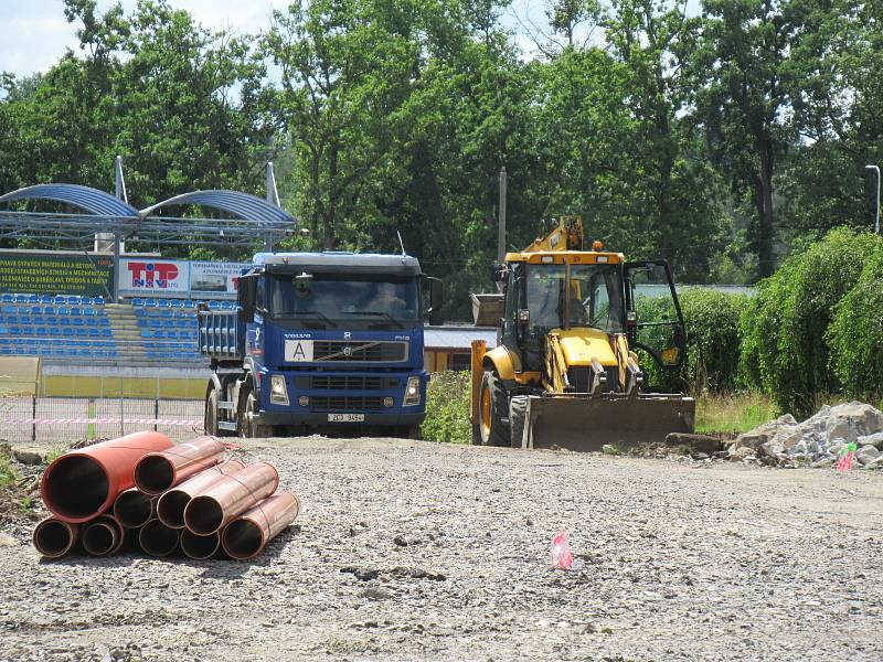 Cílem projektu revitalizace předprostoru základní školy a gymnázia v Soběslavi je zvýšit bezpečnost dopravy, rekonstrukce veřejného osvětlení, odvodnění ploch a realizace sadových úprav.