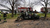 U Roudné na Táborsku po nárazu do stromu začalo auto hořet. Řidič zemřel.