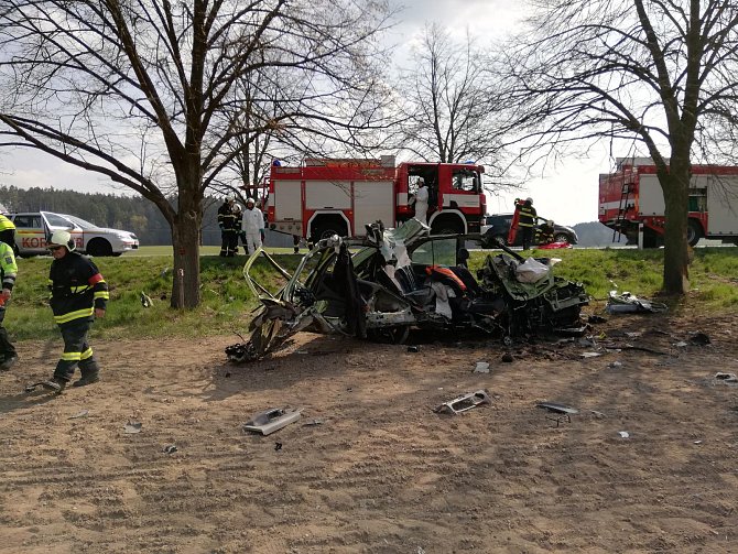 U Roudné na Táborsku po nárazu do stromu začalo auto hořet. Řidič zemřel.