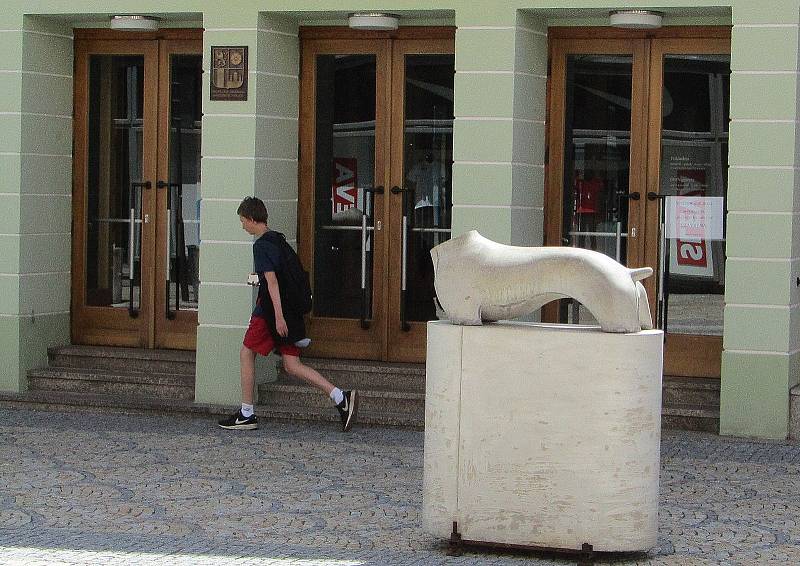 Socha Torzo psa od Adama Velíška změnila prostor před Divadlem Oskara Nedbala v Táboře v rámci projektu Umění ve města 2022.
