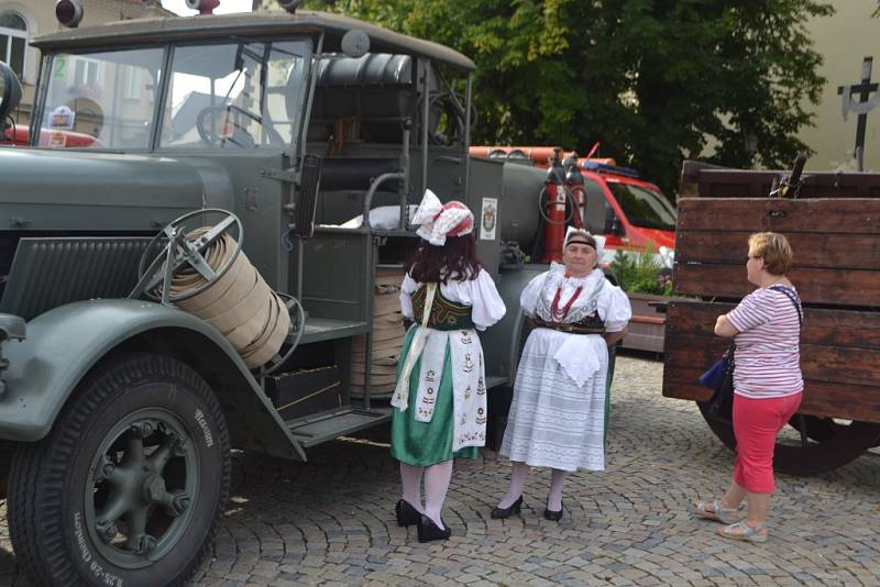 Historická hasičská technika zastavila v sobotu i v Táboře.