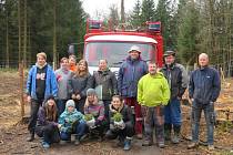 Hasiči a hasičky pomáhali s obnovou lesa