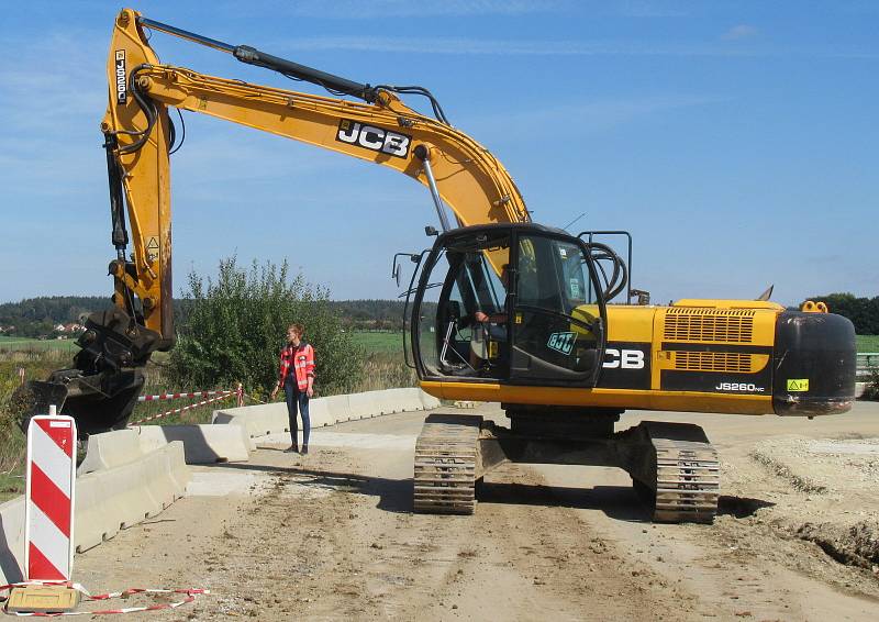 Za stanicí Soběslav vzniká Zvěrotický tunel, který bude ve finále měřit 370 metrů. Na něj navazuje přemostění komunikace ve směru na Sedlečko. Estakádu vytvoří celkem 27 mostních polí.