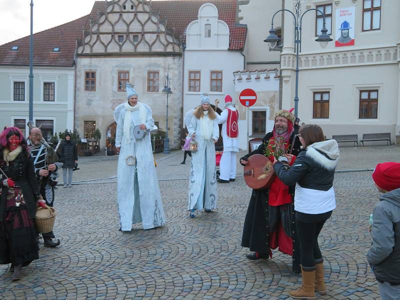 Mikulášská nadílka na Žižkově náměstí v Táboře v neděli 5. prosince.