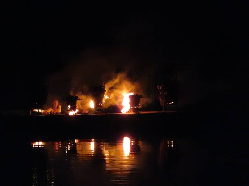 Oheň na plovoucím molu rozzářil hladinu táborského moře krátce po 22. hodině, jednalo se o rekonstrukci výročí oslav mistra Jana Husa.