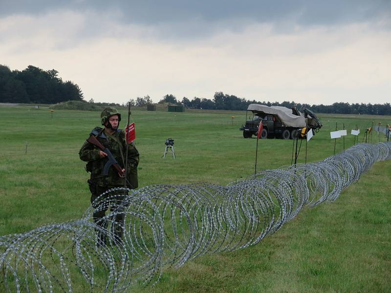 Protiletadlový raketový pluk Strakonice a civilní zálohy cvičily na bechyňské základně vedení boje se vzdušným protivníkem včetně zásahu proti demonstrantům útočícím na jejich techniku.