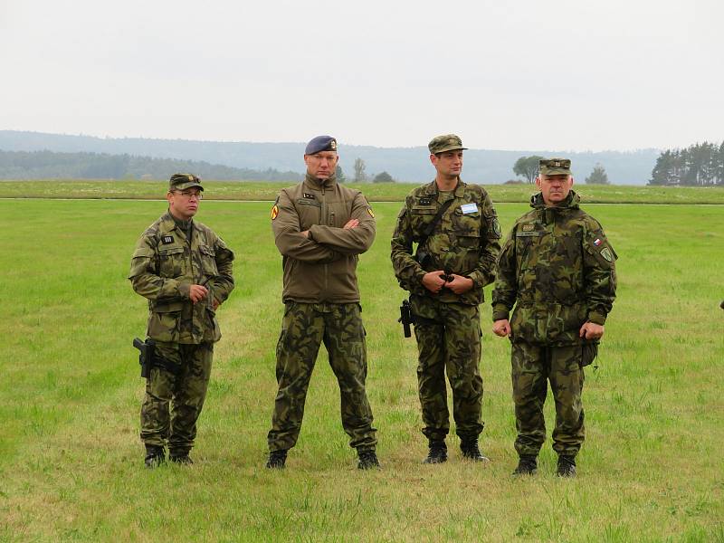 Protiletadlový raketový pluk Strakonice a civilní zálohy cvičily na bechyňské základně vedení boje se vzdušným protivníkem včetně zásahu proti demonstrantům útočícím na jejich techniku.