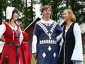 KOSTÝMY.  Mezinárodní letní tábor Středověk 2007 v Plané nad Lužnicí začal  přehlídkou středověkých kostýmů.