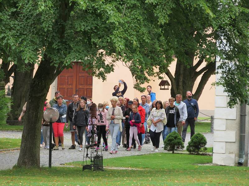 Zámeckou zahradu v Bechyni do konce září zdobí extravagantní díla známého českého sochaře Davida Černého.