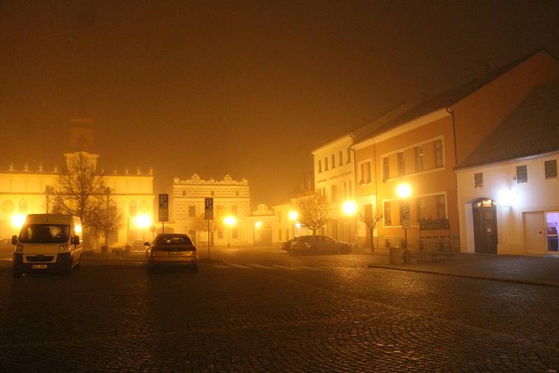 Ulice ve Veselí nad Lužnicí jsou po 21. hodině v době nouzového stavu prázdné.