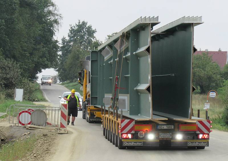 Výstavba nové devítikilometrové přeložky na IV. koridoru mezi Soběslaví a Doubím v režii trojice firem Strabag, Eurovia a Metrostav po roce od zahájení pokročila.