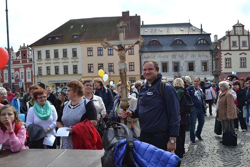 Celodiecézní pouť v sobotu vyvrcholila mariánským průvodem ze Žižkova náměstí starou poutní cestou na Klokoty.