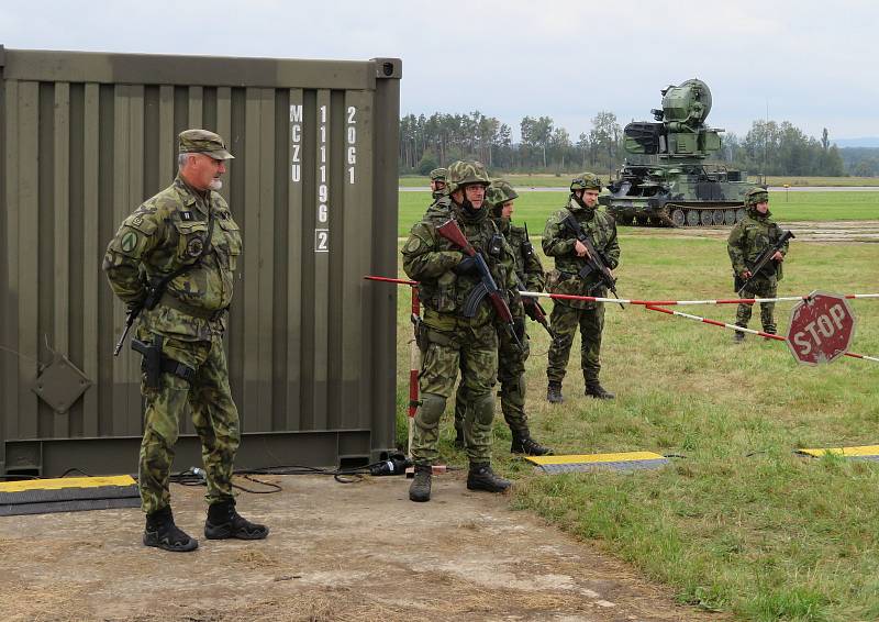 Protiletadlový raketový pluk Strakonice a civilní zálohy cvičily na bechyňské základně vedení boje se vzdušným protivníkem včetně zásahu proti demonstrantům útočícím na jejich techniku.