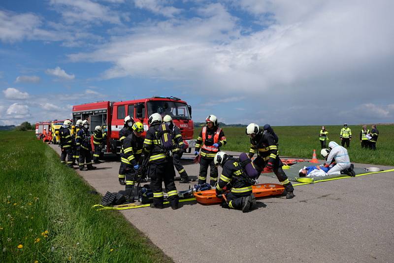 Na letišti Tábor - Všechov se uskutečnilo taktické cvičení, jehož námětem byla dopravní nehoda na dálnici D3, při které se střetla cisterna s osobním automobilem.
