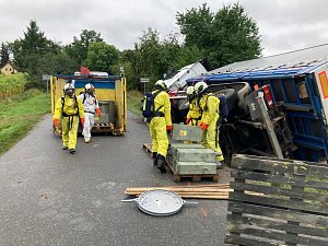 Jihočeští hasiči se zapotili u náročného vyproštění převráceného kamionu, který převážel nebezpečné chemikálie.