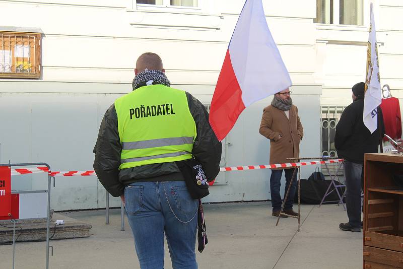 V Táboře v sobotu odpoledne demonstrovali odpůrci roušek a vakcinace. Jedním z řečníků byl i předseda krajně pravicové Národní demokracie Adam B. Bartoš.