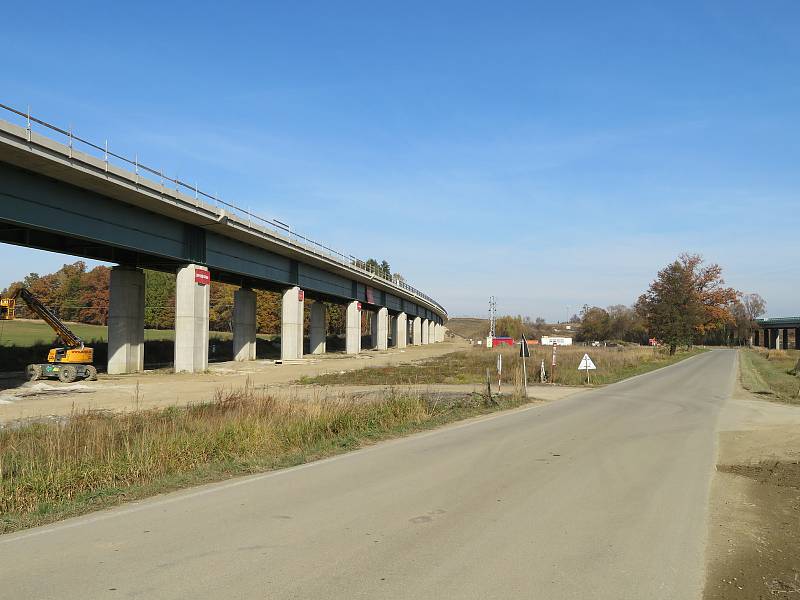 Nová téměř devítikilometrová přeložka na IV. koridoru v úseku Soběslav - Doubí u Tábora zase povyrostla. Takto stavba vypadá na konci října 2021.