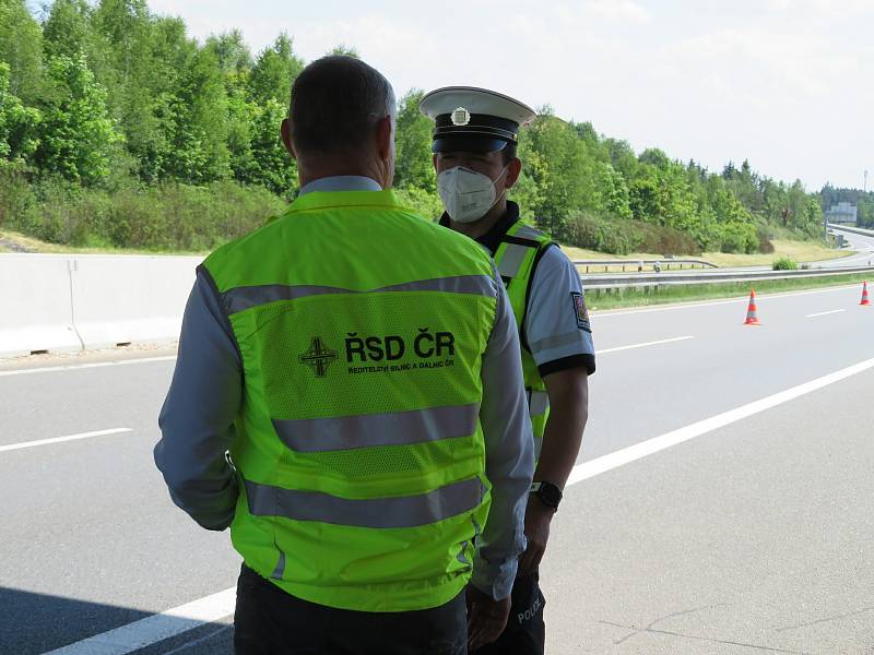 Společná akce Ředitelství silnic a dálnic (ŘSD) a dopravní policie v Chotovinách na Táborsku.