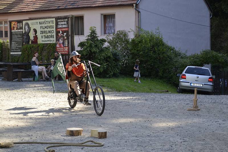 Návštěvníci Housova mlýnu od středy do neděle sledovali, jak zkušení řezbáři vdechovali život dřevu.