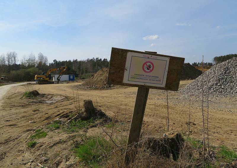 Do dvou let se tu budou míjet rychlíky. Podívejte se, jak pokročila výstavba nové přeložky na IV. koridoru v úseku Soběslav - Doubí u Tábora.