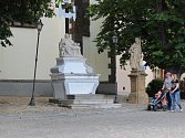 Sousoší před kostelem na Žižkově náměstí v Táboře.