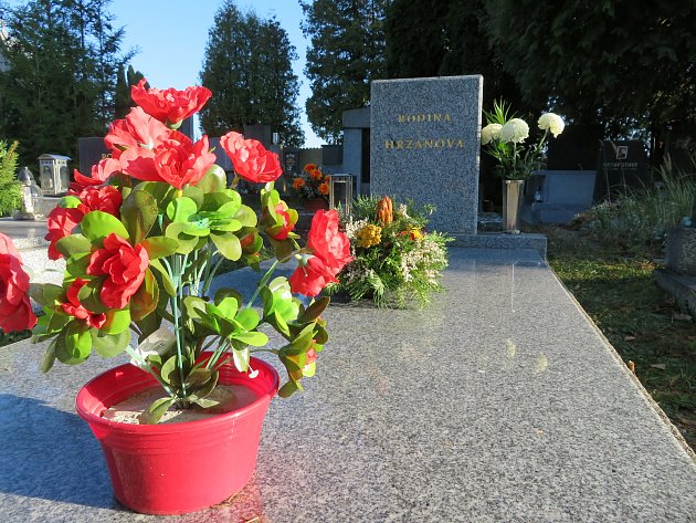 O předdušičkovém víkendu na hřbitovy napříč krajem proudí davy lidí. Na snímcích Chýnov a Tábor.