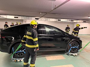 Cvičení hasičů zaměřené na likvidaci požáru elektromobilu v podzemních garážích táborského obchodního domu Dvořák.