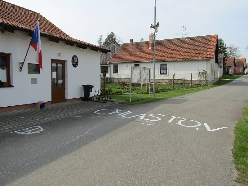 Minutový manžel, rikša, hlídač T., či uhlobaron, ti všichni bydlí v Katově na Táborsku a na 1. máje to měli napsáno vápnem před vstupem do domu.