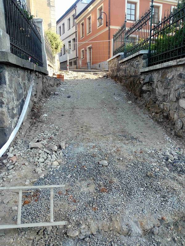 Firmu DAICH mj. čeká obnova schodiště mezi ulicemi Na Parkánech a Hradební.