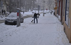 Zasněžená ulici 9. května v Táboře.