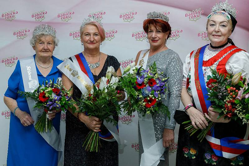 Vyhlášení vítězek v anketě Babička roku 2021. Stříbrnou korunku získala Emilie Říhová z jihočeského Tábora (číslo 8, modré šaty).