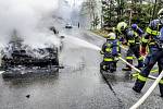 Osobní auto značky BMW v době příjezdu hasičů hořelo v plném rozsahu.