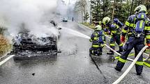 Osobní auto značky BMW v době příjezdu hasičů hořelo v plném rozsahu.