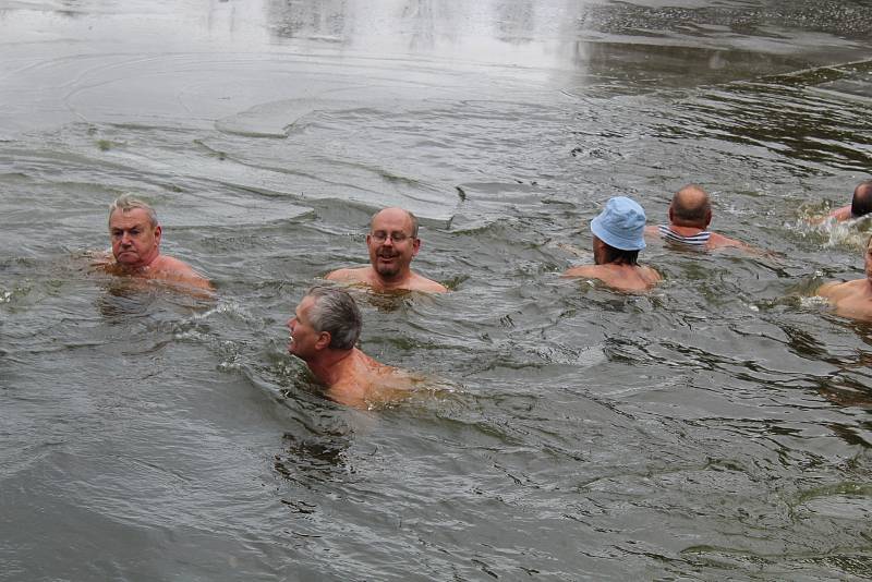 Letos se novoroční namáčení v Chadimáku konalo potřiadvacáté.