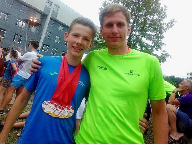 Matyáš Fiala se svým trenérem z ČEZ Cyklo Teamu Tábor Michalem bednářem při letošní olympiádě dětí a mládeže.