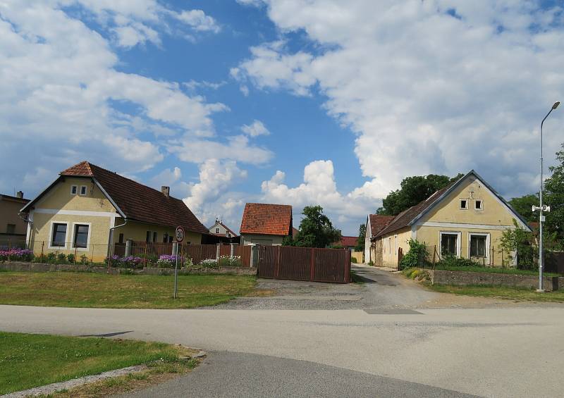 Košice se nachází nedaleko Soběslavi v jihočeském kraji. Historie obce sahá až do 13. století. Obec se skládá za tří místních částí Košice, Doubí a Borek.