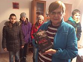 Školní klub navštívil se svými dárky Ivanu Černou v pečovatelském domě.
