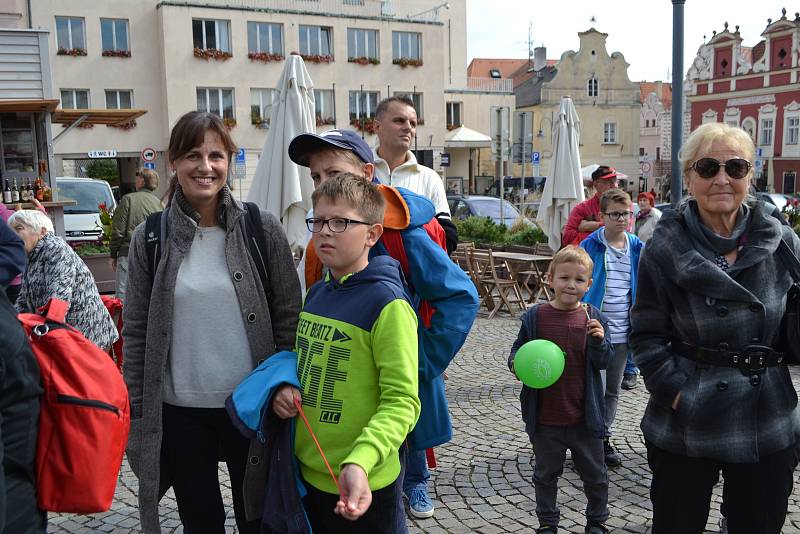 Celodiecézní pouť v sobotu vyvrcholila mariánským průvodem ze Žižkova náměstí starou poutní cestou na Klokoty.