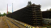 Od neděle 11. září jezdí vlaky po jedné koleji nové přeložky IV. koridoru Doubí u Tábora a Soběslav. Stará trať je postupně rozebírána, nejdříve bylo odstraněno trakční vedení, mizí i kolejiště, pražce a další součásti. Složiště materiálu vzniklo v bývalé