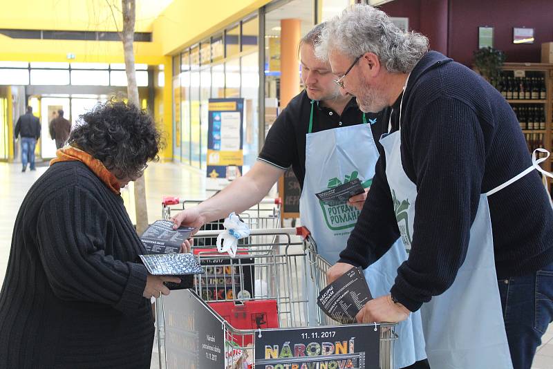 Potraviny potřebným věnovali nakupující i v táborském Albertu na Chýnovské ulici.