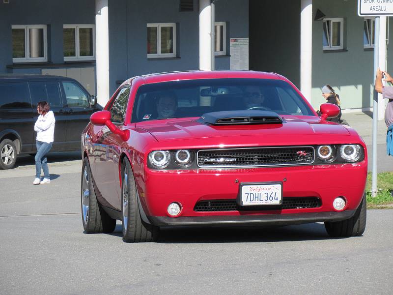 V neděli 13. října z táborského areálu Komora vyjeli účastnici Charitativního srazu mustangů a US Cars na projížďku do Bechyně.