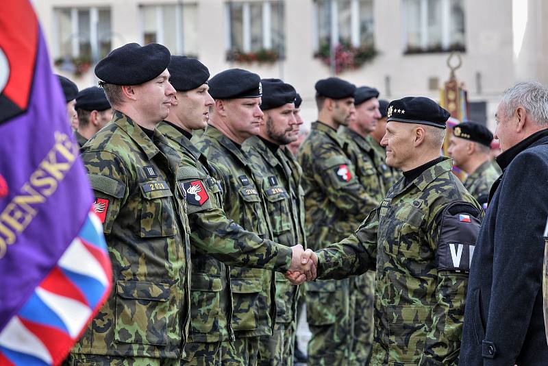 Na táborském náměstí Jana Žižky nastoupilo 250 vojáků 42. mechanizovaného praporu a příslušníků Vojenské policie.