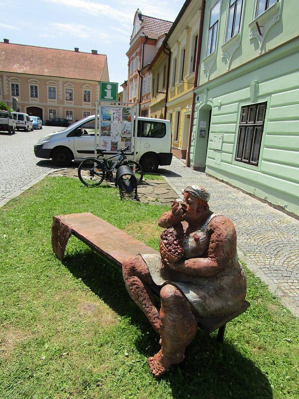 První socha, která stojí na náměstí TGM v Bechyni, je zároveň i lavičkou.