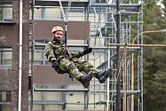 Vojenské lezení se od civilního liší v mnoha směrech. Ve struktuře patří do tzv. užitých forem, tzn., že kombinuje jak pracovní, tak i sportovní lezení.