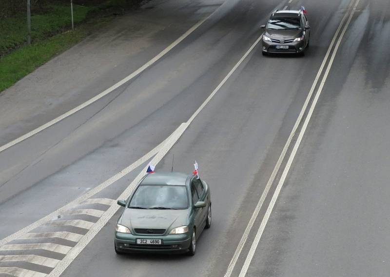 V neděli 2. května se asi tři desítky automobilů vybavené českými vlajkami setkaly v Táboře a vyjely směr Písek.