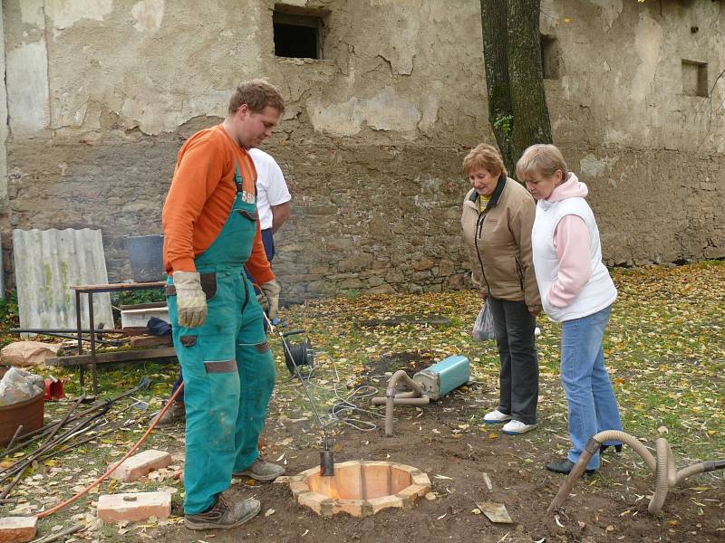 V Tučapech si odlívali zvon, který příští rok v dubnu pověsí do kapličky