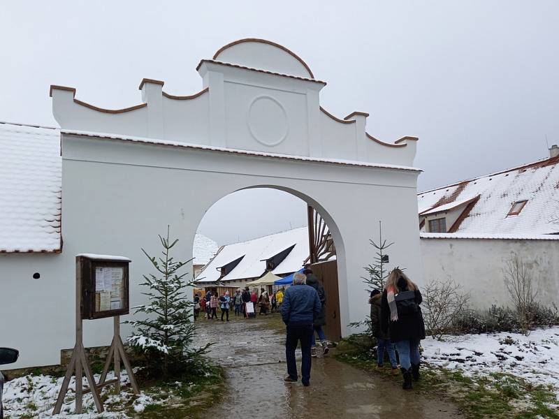 V sobotu 3. 12. 2022 uspořádali v Barokním dvoře Borotín adventní akci.