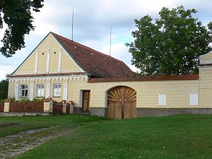 Blatské vesničky lákají na své selské baroko. A když k němu přidají například kovářské muzeum jako v Záluží, je už důvod vyrazit k návštěvě. 